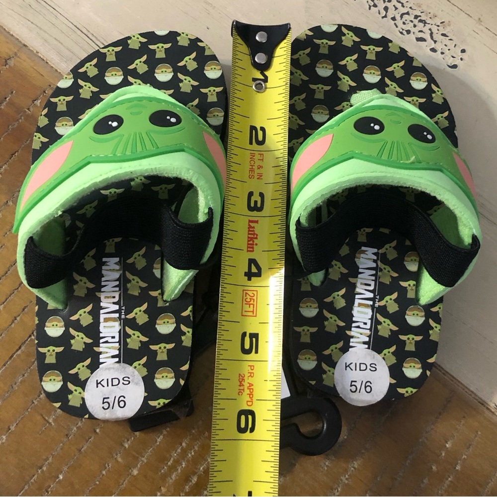 ⚡️⚡️Star Wars Mandalorian Kids Grogu Flip Flops Sandals Green Black Size 5/6 - Picture 3 of 10